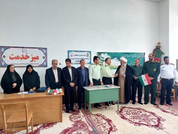 تصاویر/ برپایی میز خدمت مسئولان در نماز جمعه مروست