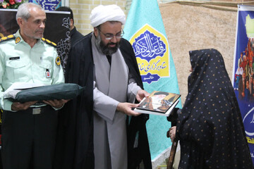 تصاویر/ تجلیل از مادر شهید مدافع امنیت در نمازجمعه خاتم