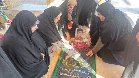 تصاویر/ دورهمی طلاب خواهر در دلوار در کنار شهدا