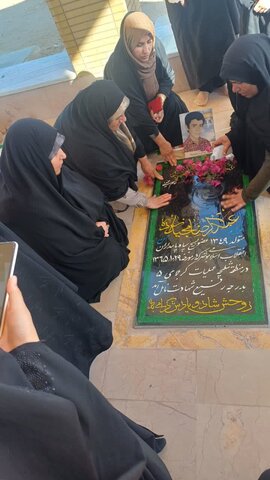 تصاویر/ دورهمی طلاب خواهر در دلوار در کنار شهدا