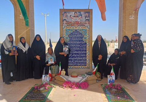 تصاویر/ دورهمی طلاب خواهر در دلوار در کنار شهدا