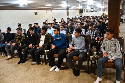تصاویر/ دیدار جمعی از دانش‌آموزان اتحادیه انجمن‌های اسلامی با امام جمعه شهرستان خوی