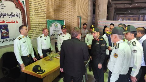 تصاویر برپايی ميز خدمت فرماندهی انتظامی لرستان در مصلای الغدير خرم آباد