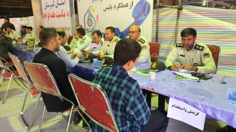 تصاویر برپايی ميز خدمت فرماندهی انتظامی لرستان در مصلای الغدير خرم آباد