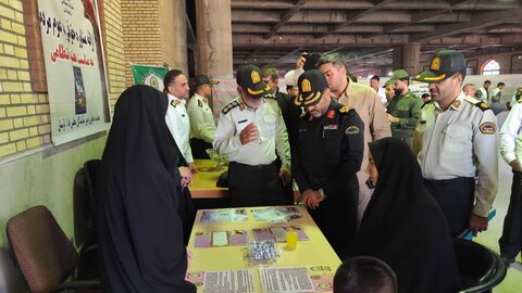 تصاویر برپايی ميز خدمت فرماندهی انتظامی لرستان در مصلای الغدير خرم آباد