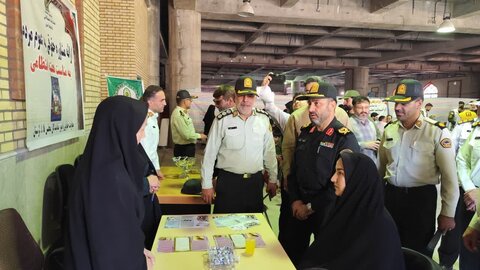 تصاویر برپايی ميز خدمت فرماندهی انتظامی لرستان در مصلای الغدير خرم آباد