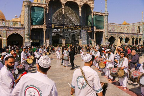 تصاویر/ حضور دسته‌های عزاداری روز وفات حضرت فاطمه معصومه (س) در حرم کریمه اهل بیت (ع)