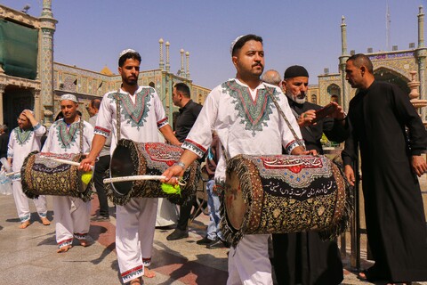 تصاویر/ حضور دسته‌های عزاداری روز وفات حضرت فاطمه معصومه (س) در حرم کریمه اهل بیت (ع)