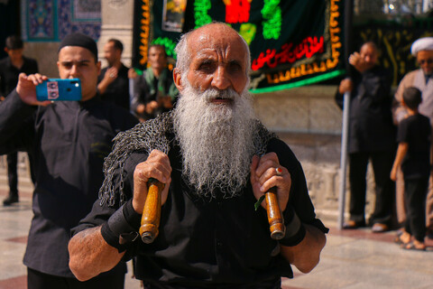تصاویر/ حضور دسته‌های عزاداری روز وفات حضرت فاطمه معصومه (س) در حرم کریمه اهل بیت (ع)