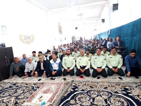 تصاویر/ برپایی میز خدمت مسئولان در نماز جمعه مروست