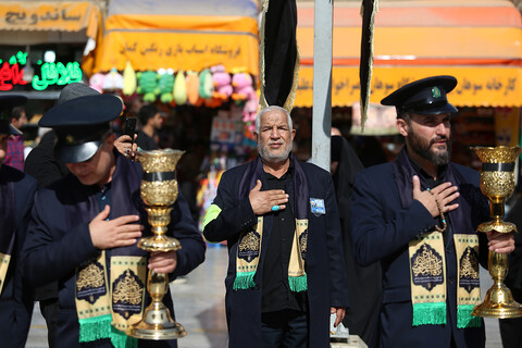 تصاویر/ دسته عزای خادمان و زائران حرم بانوی کرامت در سالروز رحلت حضرت معصومه(س)