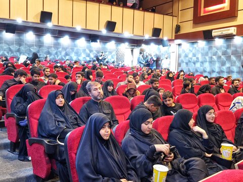 تصاویر/ پخش فيلم سینمایی اخت الرضا به زبان اردو در قم