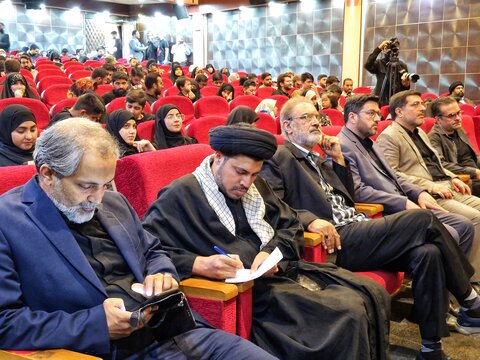 تصاویر/ پخش فيلم سینمایی اخت الرضا به زبان اردو در قم