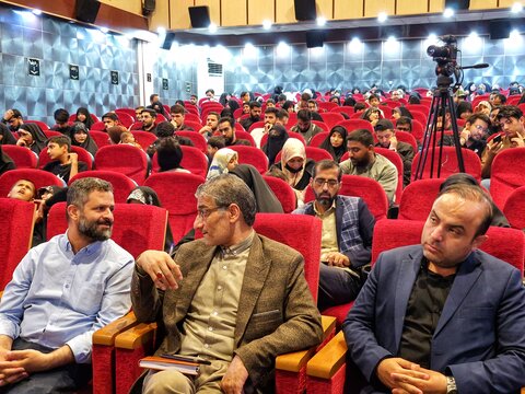 تصاویر/ پخش فيلم سینمایی اخت الرضا به زبان اردو در قم