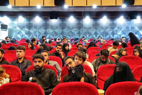 تصاویر/ پخش فيلم سینمایی اخت الرضا به زبان اردو در قم