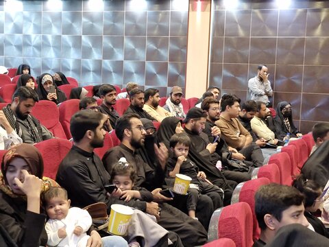 تصاویر/ پخش فيلم سینمایی اخت الرضا به زبان اردو در قم