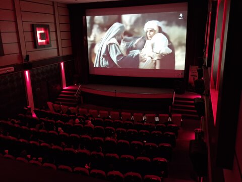تصاویر/ پخش فيلم سینمایی اخت الرضا به زبان اردو در قم