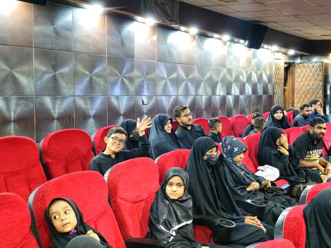 تصاویر/ پخش فيلم سینمایی اخت الرضا به زبان اردو در قم