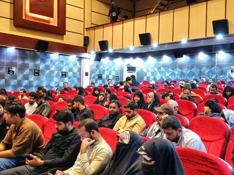 تصاویر/ پخش فيلم سینمایی اخت الرضا به زبان اردو در قم
