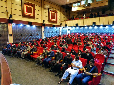 تصاویر/ پخش فيلم سینمایی اخت الرضا به زبان اردو در قم