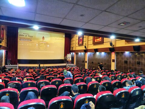 تصاویر/ پخش فيلم سینمایی اخت الرضا به زبان اردو در قم