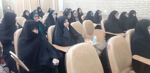 تصاویر/ کلاس های طلیعه حضور طلاب مدرسه علمیه الزهرا ماهان در شهر قم