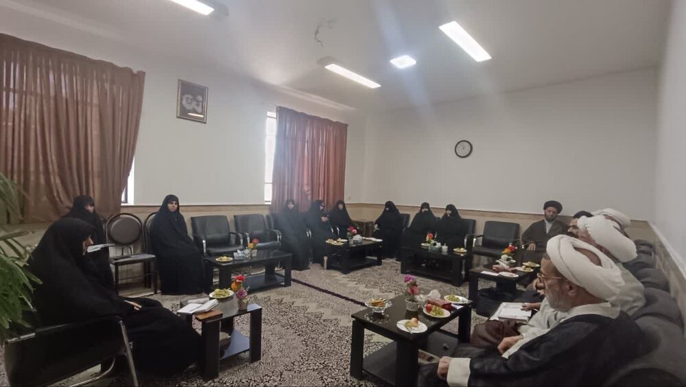 برگزاری نشست هم‌اندیشی مدیر و اساتید مدرسه علمیه تخصصی امام حسین(ع) یزد