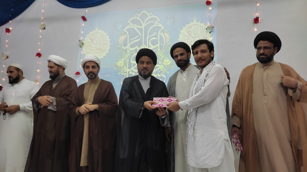جامعۃ المصطفیٰ شعبۂ کراچی میں ولادتِ امام حسن عسکریؑ کی مناسبت سے جشنِ میلاد کا انعقاد؛ قلمی و ثقافتی سرگرمیوں میں فعال طلاب کو انعامات سے نوازا گیا