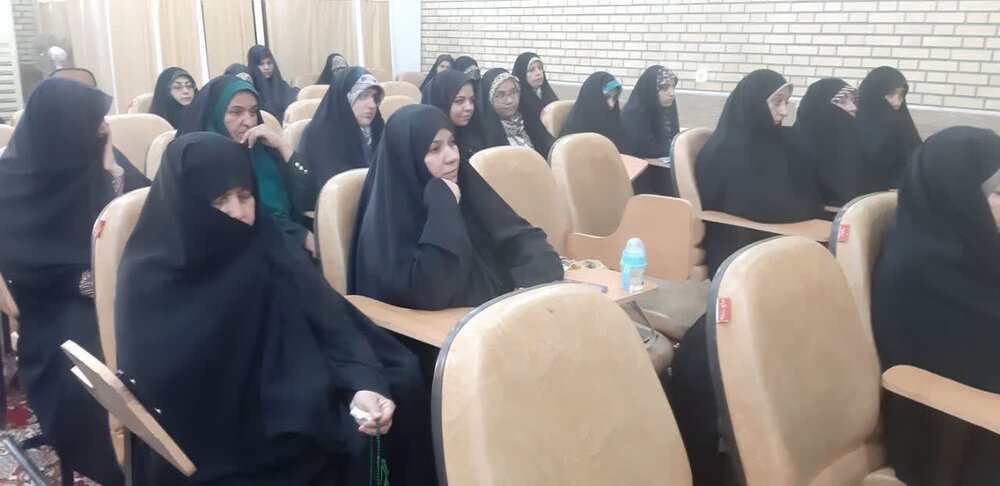 تصاویر/ کلاس های طلیعه حضور طلاب مدرسه علمیه الزهرا ماهان در شهر قم