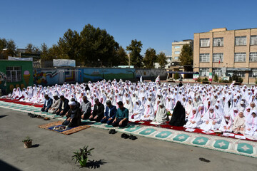 تصاویر/ حضور امام جمعه خوی در نماز جماعت دانش آموزی