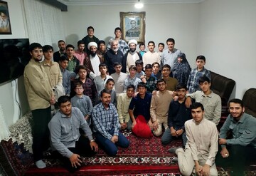 تجلیل طلاب مدرسه علمیه مهدی موعود((عج) از خانواده شهید طلبه عبادی‌نیا+عکس