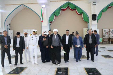 تصاویر/ ادای احترام رئیس سازمان قضایی نیروهای مسلح به شهدا با حضور در گلزار شهدای مرکز هرمزگان