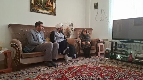 تصاویر/دیدار با خانواده شهدا توسط کادر مدرسه علمیه حضرت زینب(ُ) آستانه