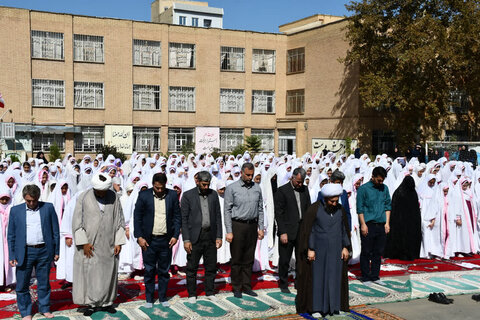 تصاویر/ حضور امام جمعه خوی در نماز جماعت دانش آموزی