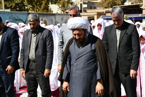 تصاویر/ حضور امام جمعه خوی در نماز جماعت دانش آموزی