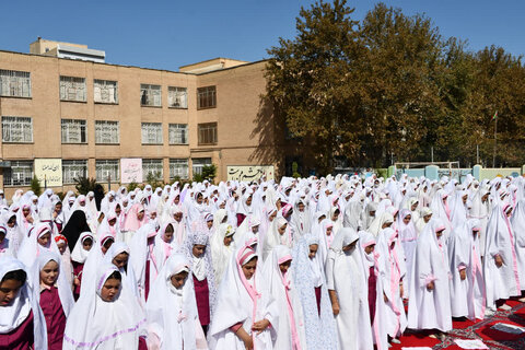 تصاویر/ حضور امام جمعه خوی در نماز جماعت دانش آموزی