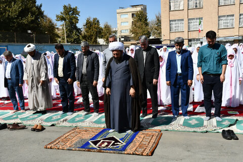 تصاویر/ حضور امام جمعه خوی در نماز جماعت دانش آموزی