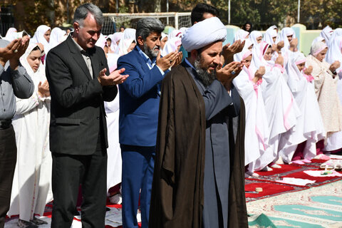 تصاویر/ حضور امام جمعه خوی در نماز جماعت دانش آموزی
