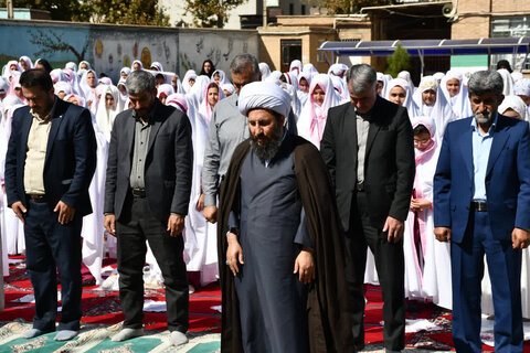 تصاویر/ حضور امام جمعه خوی در نماز جماعت دانش آموزی