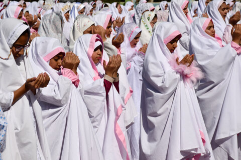 تصاویر/ حضور امام جمعه خوی در نماز جماعت دانش آموزی