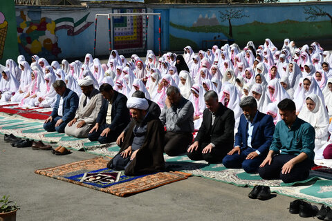 تصاویر/ حضور امام جمعه خوی در نماز جماعت دانش آموزی