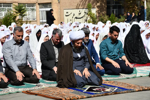 تصاویر/ حضور امام جمعه خوی در نماز جماعت دانش آموزی