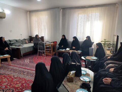 تصاویر/برگزاری حلقه معرفتی طلاب جدیدالورود در منزل طلبه شهید محمدمهدی یعقوب‌زاده در ساوه