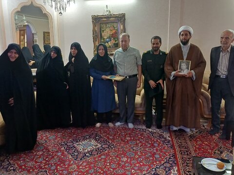 تصاویر/دیدار طلاب مدرسه علمیه الهیه ساوه با خانواده شهید عباس کارگر