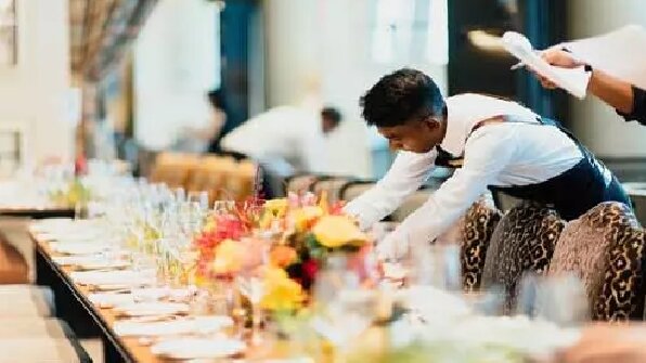 احکام شرعی | کارکنان تالار عروسی می‌توانند میوه و غذاهای باقی‌مانده را با خود ببرند؟