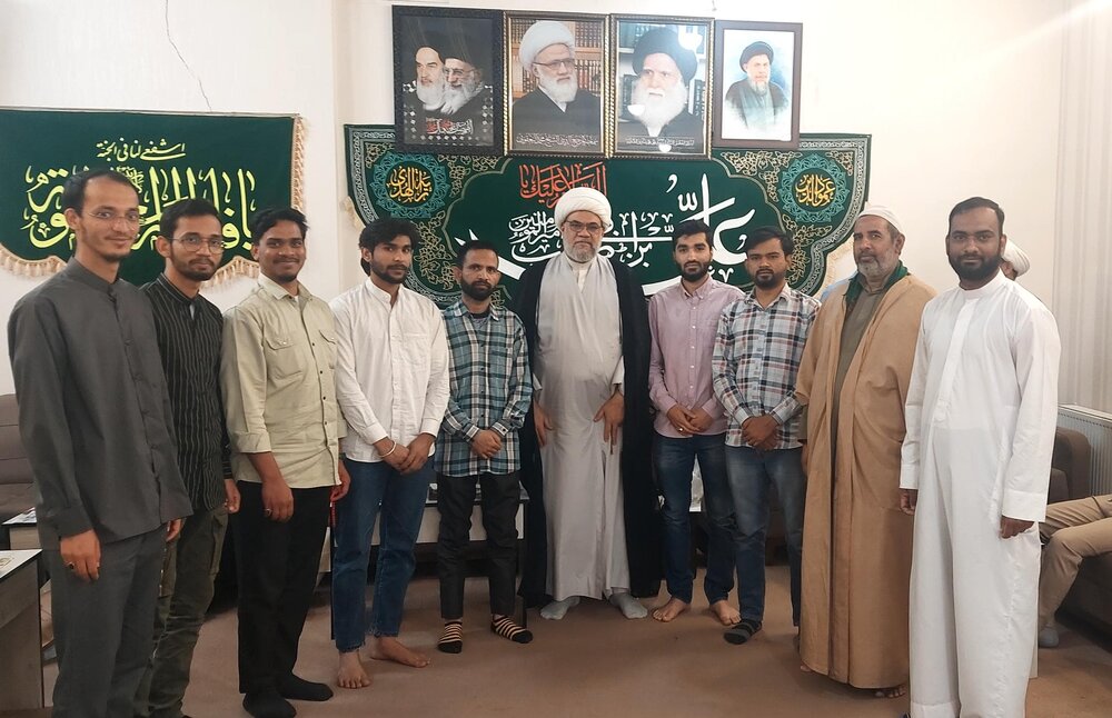 कुम अल मुकद्देसा में आयतुल्लाह याकूबी के प्रतिनिधि ने हिंदुस्तान के मसूले तुल्लाब और दीनी छात्रों से मुलाकात की