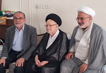 تکریم و تجلیل نمایندگان آیت الله اعرافی از روحانی پیشکسوت + عکس