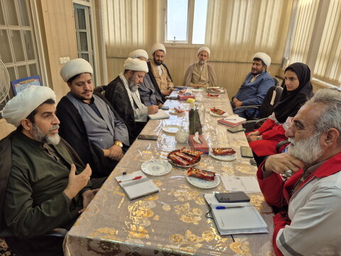 تصاویر/ نشست هم‌اندیشی مدیر حوزه علمیه کاشان با رئیس جمعیت هلال احمر شهرستان