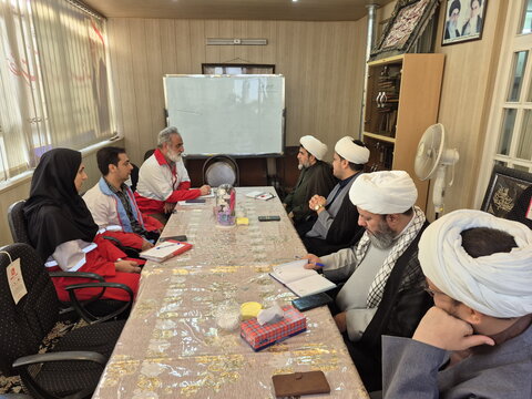 تصاویر/ نشست هم‌اندیشی مدیر حوزه علمیه کاشان با رئیس جمعیت هلال احمر شهرستان