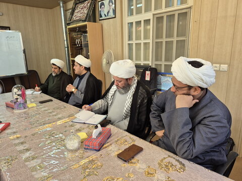 تصاویر/ نشست هم‌اندیشی مدیر حوزه علمیه کاشان با رئیس جمعیت هلال احمر شهرستان